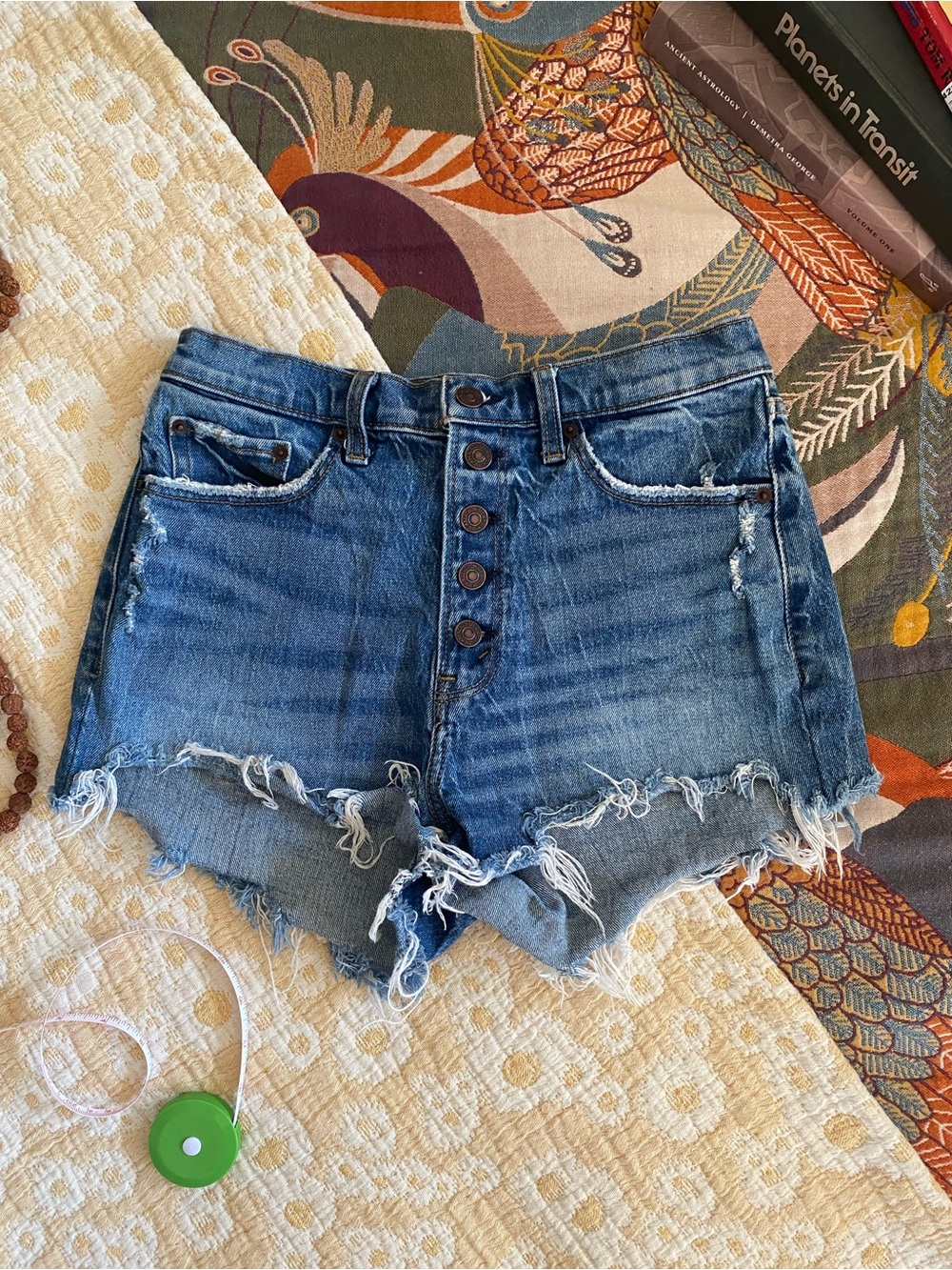 ABERCROMBIE & FITCH MEDIUM BLUE DISTRESSED HIGH RISE MOM SHORTS 27/4